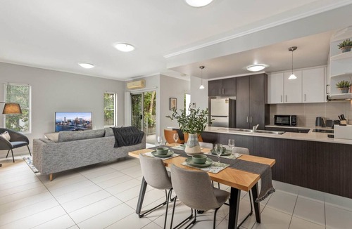 Kelvin Grove Apartment | Central Cosy 2-Bed with Pool and near QUT & CBD