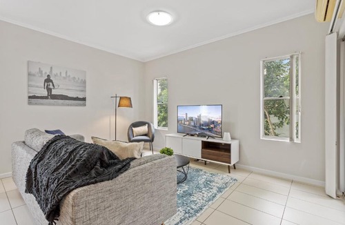 Kelvin Grove Apartment | Central Cosy 2-Bed with Pool and near QUT & CBD