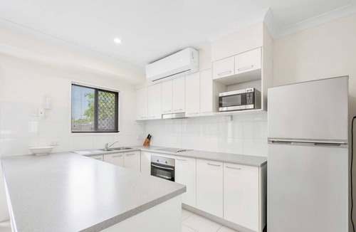 Gladstone House | ​Central Gem: 3BR & 2.5B Townhouse, Walk distance to Shops, Rail, Pool and Parks