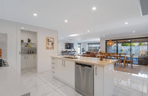 Yarrawonga House | Central Haven close to town with swimming pool