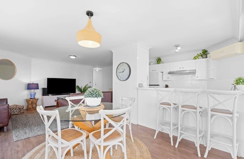 Tuncurry Apartment | Central lakeside location! Walk to splash park, skatepark, playground, rockpool!