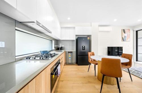 Mount Waverley House | Central Mount Waverley Townhouse with parking