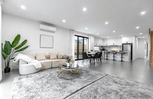 Oakleigh East House | Central Oakleigh East Amenities & Parking