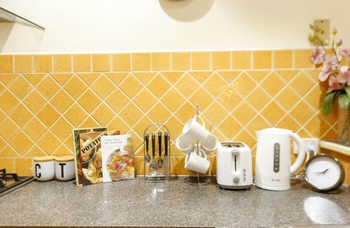 Sunshine North House | Central & Perfect Stay for WorkCrews & Families Long-Stay discount.