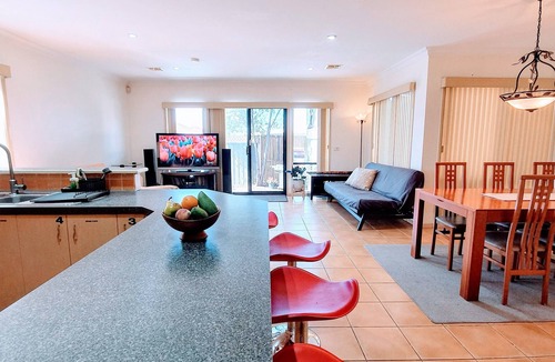 Sunshine North House | Central & Perfect Stay for WorkCrews & Families Long-Stay discount.