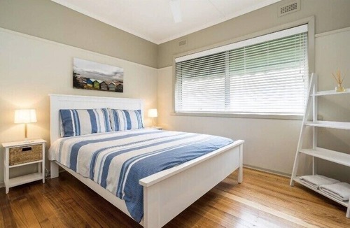 Rosebud Hotel | Central Rosebud Getaway| Walk to Beach, Cafés & Shops | Free WIFI