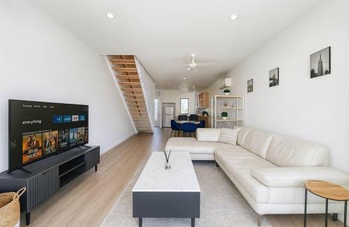 Labrador Apartment | Central Southport 2BR 2Bath Stay with Car Park