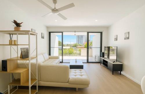 Labrador Apartment | Central Southport 2BR 2Bath Stay with Car Park