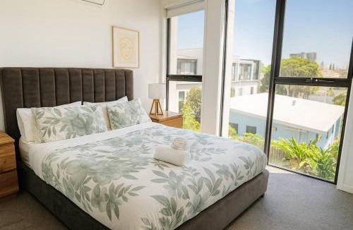 Labrador Apartment | Central Southport 2BR 2Bath Stay with Car Park