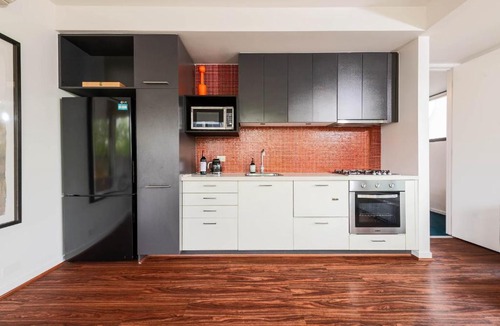 St Kilda Apartment | Central St Kilda Escape - Free Parking & Wifi
