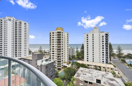 Surfers Paradise Apartment | Central Standard Twin Room with Ocean Views