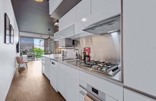 Fortitude Valley Apartment | Central & Stylish! 1Bed/1Bath/1Car ~ 5 mins to CBD