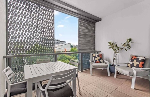 Fortitude Valley Apartment | Central & Stylish! 1Bed/1Bath/1Car ~ 5 mins to CBD
