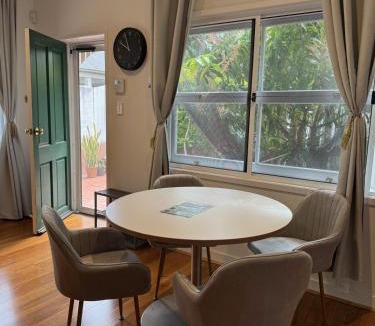 Teneriffe Villa | Central Teneriffe, walk to river, onsite parking
