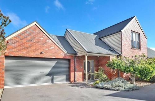 Maryborough Villa | Central Villa/Two King beds/Disabled/Family/Pets