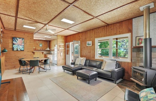Amity Point House | Chalet style home close to beach