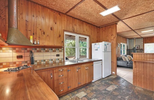 Amity Point House | Chalet style home close to beach