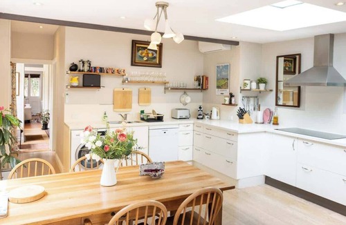 Waverton House | Charm & History 3bdr Cottage near Harbour views