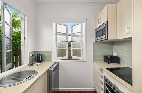 Bald Hills House | Charming 1-Bed Cottage with Garden Retreat