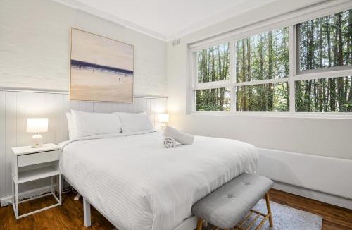 St Kilda West Apartment | Charming 1-Bed with Fireplace by the Beach