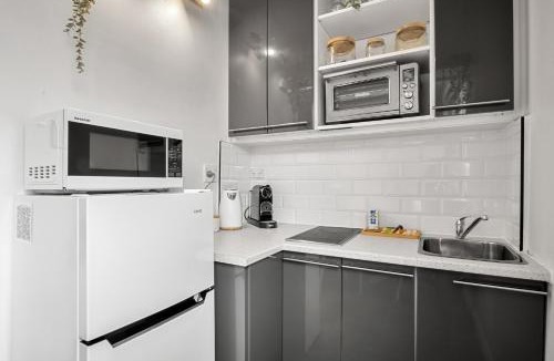 St Kilda West Apartment | Charming 1-Bed with Fireplace by the Beach