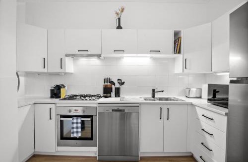 Cremorne House | Charming 2-Bed Home with Outdoor Space in Cremorne