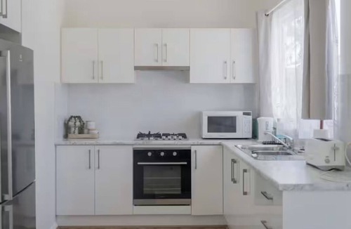 Thornlie Cottage | Charming 2-bedroom spacious family cottage with AC, Wi-Fi in soothing Thornlie