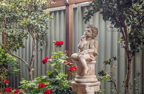 Werribee Apartment | Charming 3-Bed Family Home with Amazing Garden