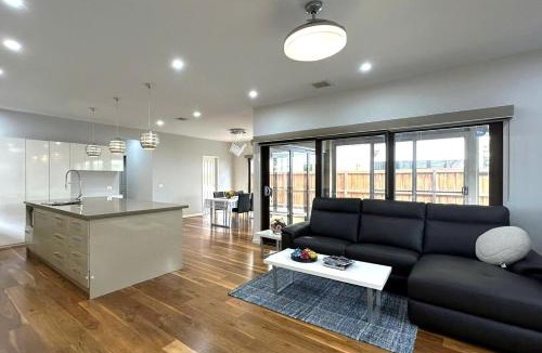 Ascot Vale Apartment | Charming 4Br 2Ba Family Retreat-Close Airport, CBD