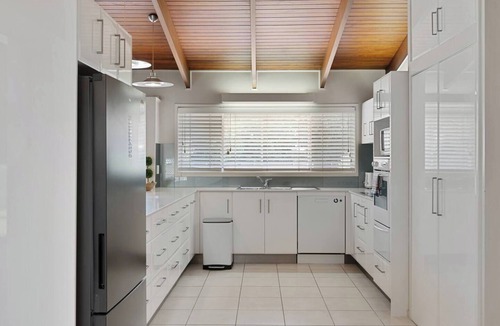 Robertson House | Charming 4BR House w/Parking near Sunnybank