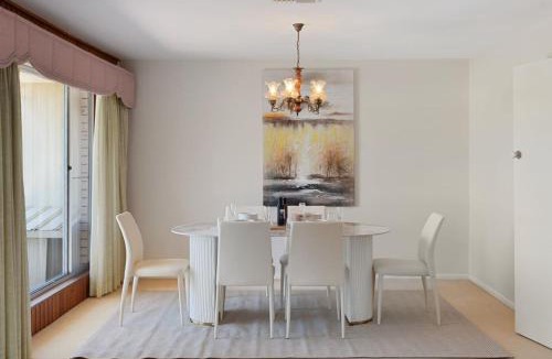 Robertson House | Charming 4BR House with Parking near Sunnybank