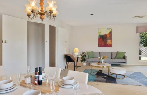 Robertson House | Charming 4BR House with Parking near Sunnybank