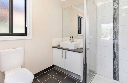 Epsom House | Charming and Upscale Home Free Parking