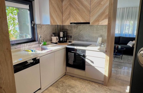 Kemer Mahallesi Apartment | Charming Beachside Apartment with Private Garden