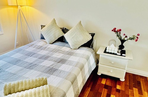 St. Albans Apartment | Charming bedroom in Saint Albans with WiFi Shared bathroom