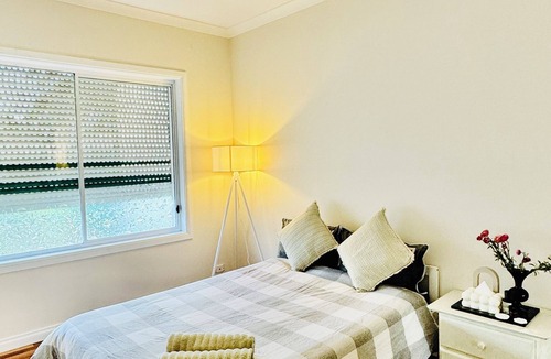 St. Albans Apartment | Charming bedroom in Saint Albans with WiFi Shared bathroom