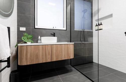 Launceston CBD House | Charming Cottage Near The City With Parking