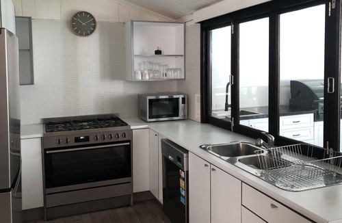 Windsor House | Charming cottage with backyard and close to everything