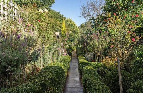 Winnaleah House | Charming Cottage with Private Garden & Wellness Studio