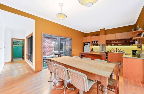 Brunswick House | Charming Double Brick Brunswick Bungalow for 4