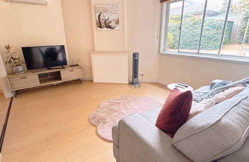 Balwyn House | Charming Family Haven - Warm and Spacious Entire House Balwyn