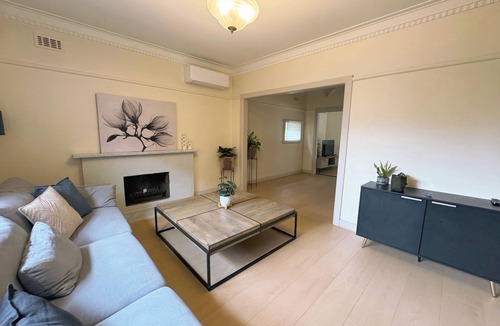 Balwyn House | Charming Family Haven - Warm and Spacious Entire House Balwyn