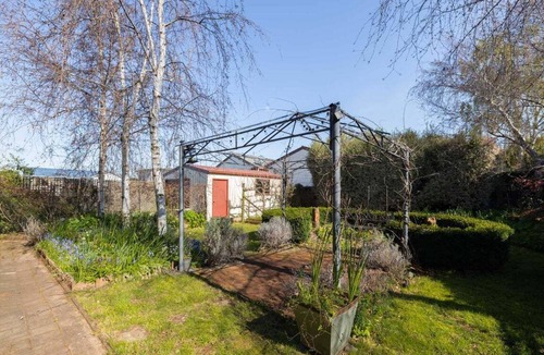 Devonport House | Charming Fig Tree Cottage with WiFi & Parking
