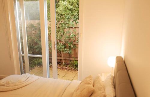 Elwood Apartment | Charming Flat Near Elwood Beach
