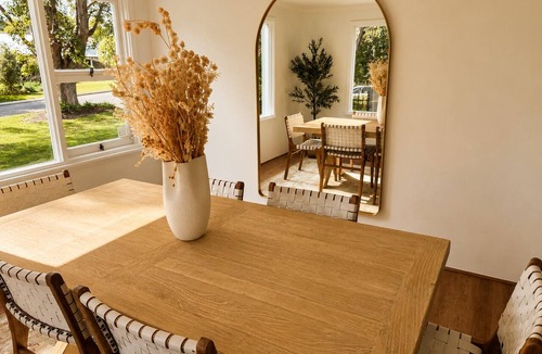 Dalkeith House | Charming Garden Retreat: Peaceful Oasis with Vintage Character