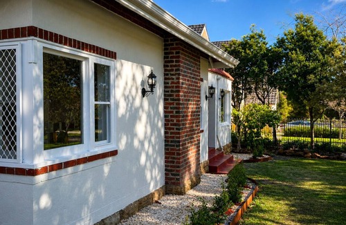 Dalkeith House | Charming Garden Retreat: Peaceful Oasis with Vintage Character