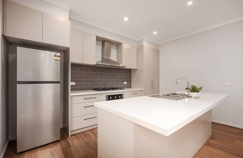 Boronia Apartment | Charming & Modern Mountain View Townhouse