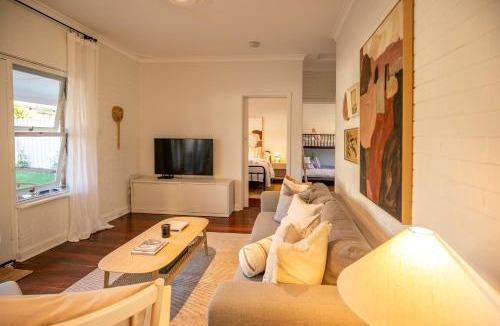 Halls Head House | Charming oasis steps from the beach