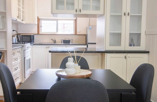 Ballarat House | Charming older cottage in Ballarat Central with classic character, modern comfort and a great central location. Two bedrooms, full kitchen, comfy lounge, workspace and easy access to cafés, shops and attractions.