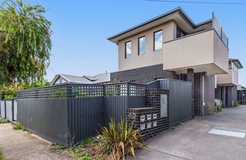 Brunswick North House | Charming Retro Townhouse in Vibrant Coburg